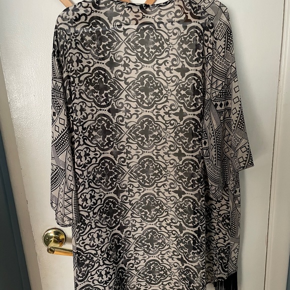 West Kei Patterned Kimono- Size OS - Picture 2 of 2